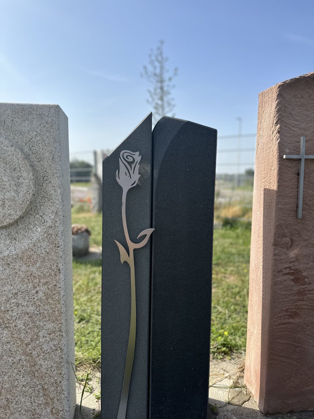 Grabstein aus Basalt mit einer Rose aus Edelstahl