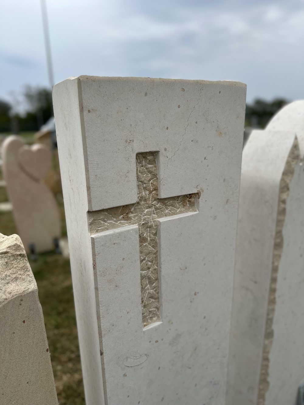 Grabstein mit herausgearbeitetem Kreuz